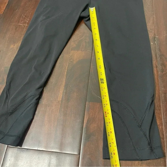 Lululemon Black Leggings Women’s Size 8 Cropped Back Zip Pocket - Picture 5 of 10